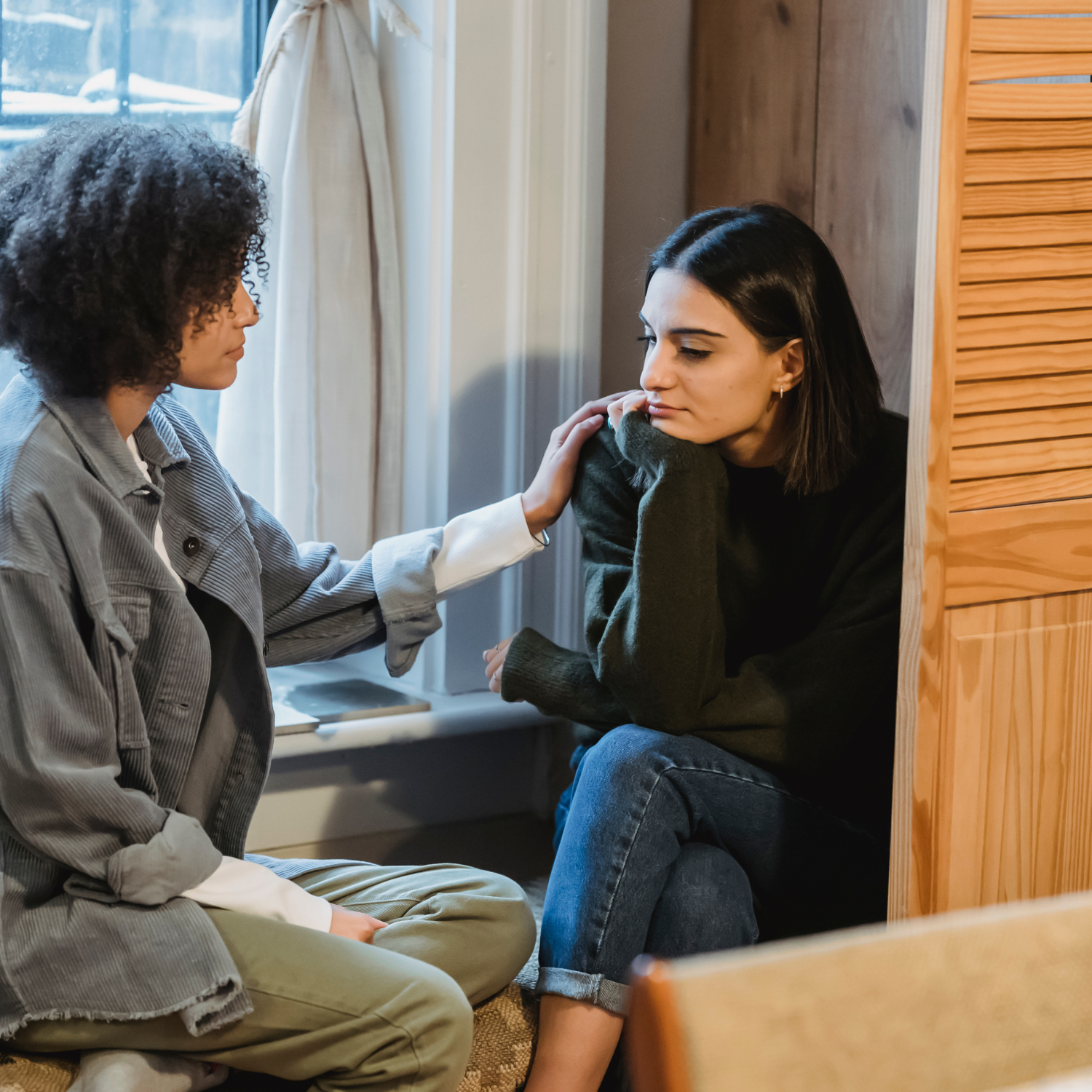 Outpatient Mental Health service where a woman is supported by the caregiver in mental crisis, appropriately listening to her 